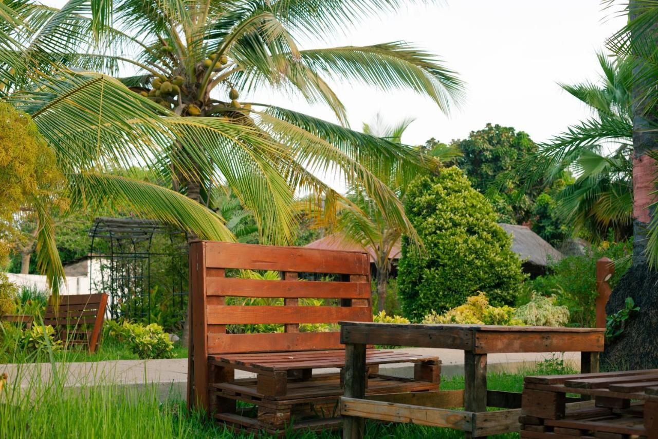Bamboo Garden Hotel Serrekunda Exterior foto